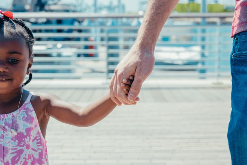 Mãos dadas de um pai e uma criança